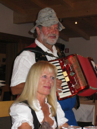 Adolf mit der Ziehharmonika